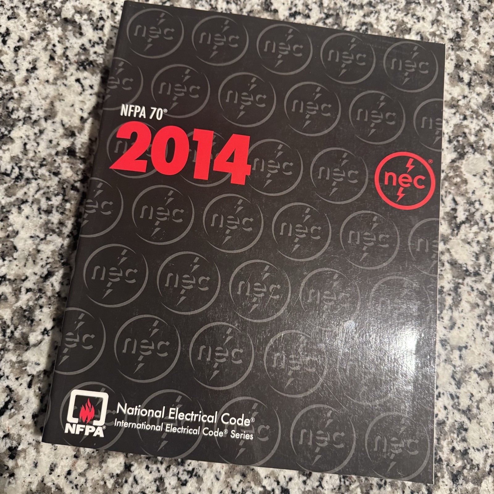 NFPA 70, National Electrical Code : 2014 Edition Paperback